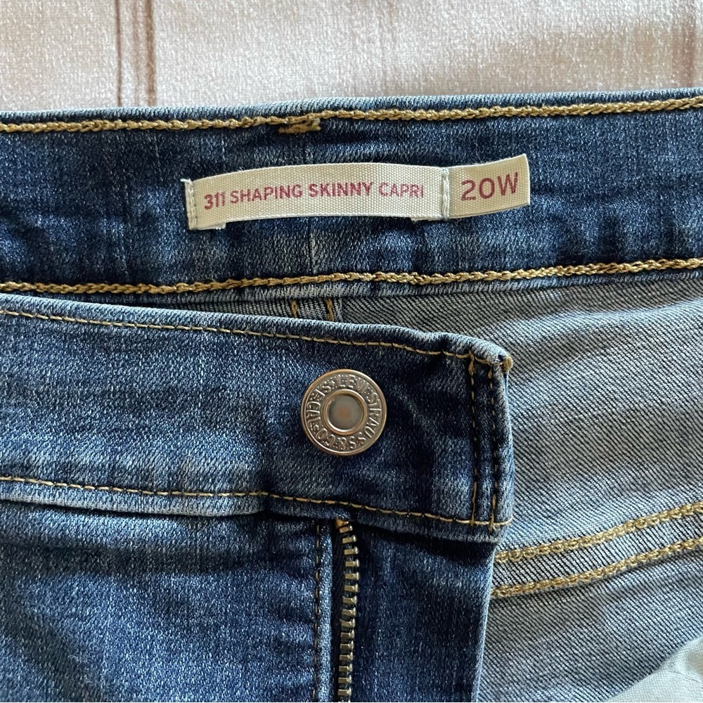 Levi’s 311 Shaping Skinny Capri Pants Women’s Plus Size 20W Blue Med Wash Cuffed - Picture 7 of 13
